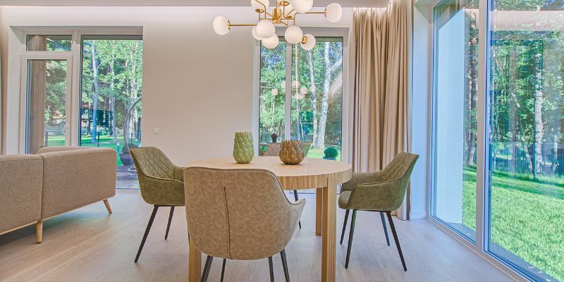 lustre dans une petite pièce bien éclairée