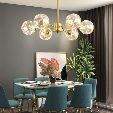 lustre dorée en verre soufflée dans un salon